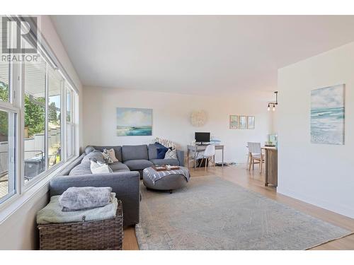 2490 Sexsmith Road, Kelowna, BC - Indoor Photo Showing Living Room