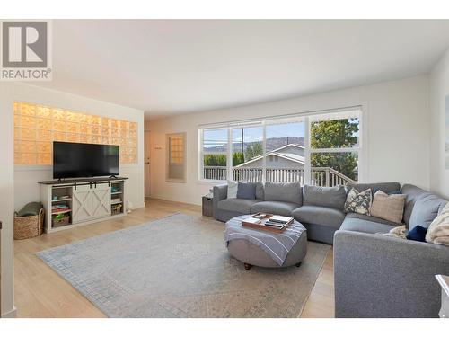 2490 Sexsmith Road, Kelowna, BC - Indoor Photo Showing Living Room