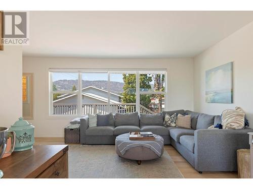 2490 Sexsmith Road, Kelowna, BC - Indoor Photo Showing Living Room