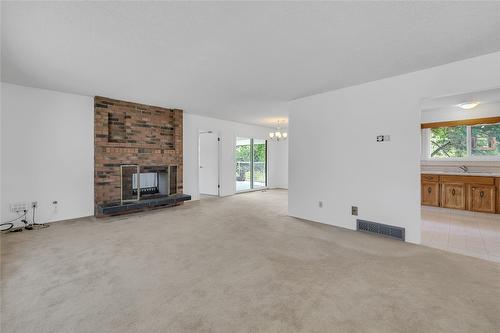 811 Tamarack Drive, Kelowna, BC - Indoor Photo Showing Living Room With Fireplace