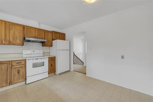 811 Tamarack Drive, Kelowna, BC - Indoor Photo Showing Kitchen