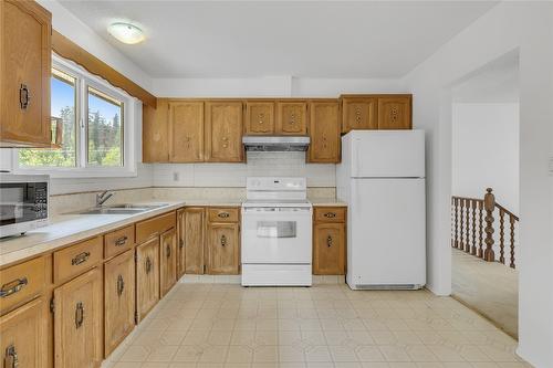 811 Tamarack Drive, Kelowna, BC - Indoor Photo Showing Kitchen With Double Sink