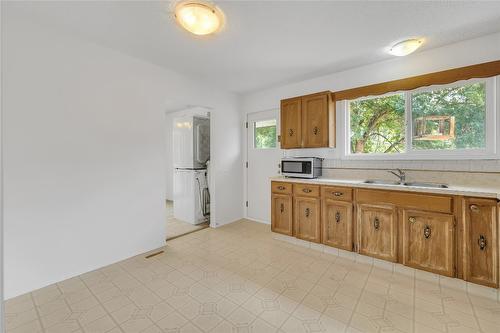 811 Tamarack Drive, Kelowna, BC - Indoor Photo Showing Kitchen With Double Sink