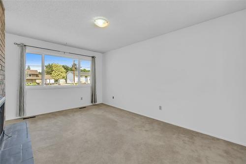 811 Tamarack Drive, Kelowna, BC - Indoor Photo Showing Other Room