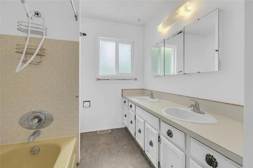 811 Tamarack Drive, Kelowna, BC - Indoor Photo Showing Bathroom