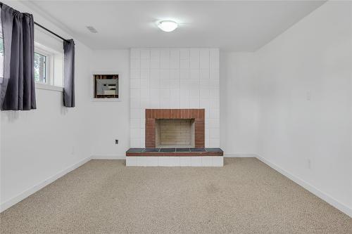 811 Tamarack Drive, Kelowna, BC - Indoor With Fireplace