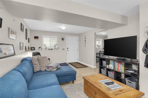 811 Tamarack Drive, Kelowna, BC - Indoor Photo Showing Living Room