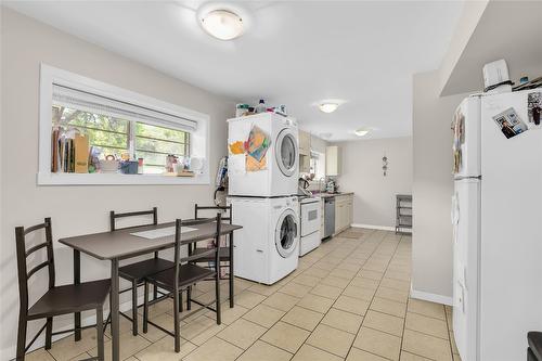 811 Tamarack Drive, Kelowna, BC - Indoor Photo Showing Laundry Room