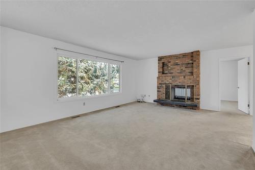 811 Tamarack Drive, Kelowna, BC - Indoor Photo Showing Living Room With Fireplace