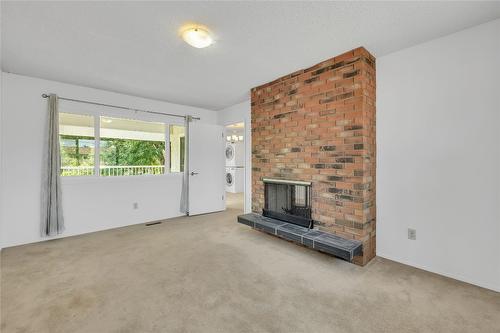 811 Tamarack Drive, Kelowna, BC - Indoor Photo Showing Living Room With Fireplace