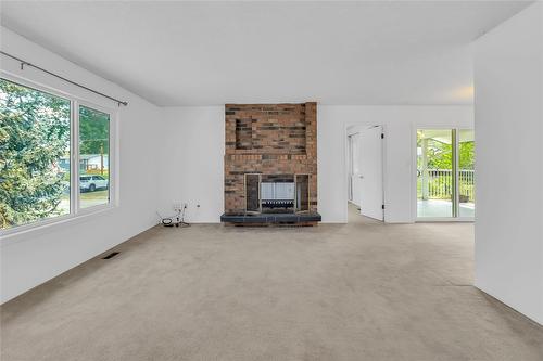 811 Tamarack Drive, Kelowna, BC - Indoor Photo Showing Living Room With Fireplace