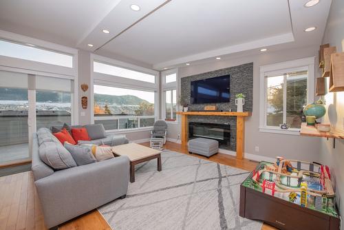 7505 Kennedy Lane, Vernon, BC - Indoor Photo Showing Living Room With Fireplace