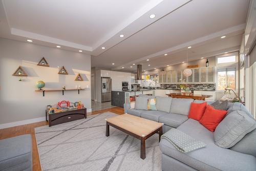 7505 Kennedy Lane, Vernon, BC - Indoor Photo Showing Living Room