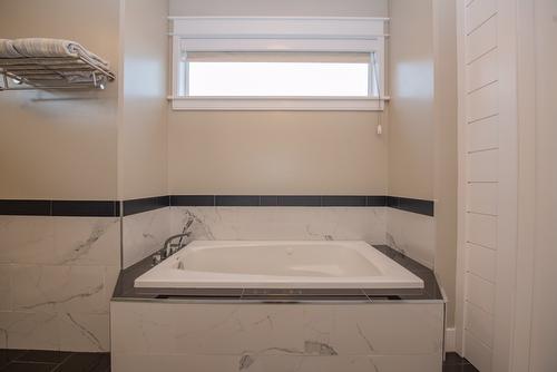 7505 Kennedy Lane, Vernon, BC - Indoor Photo Showing Bathroom