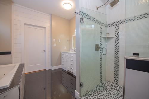 7505 Kennedy Lane, Vernon, BC - Indoor Photo Showing Bathroom