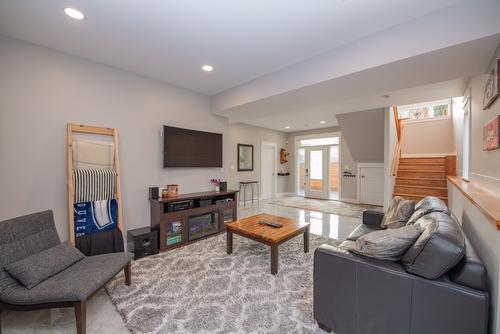 7505 Kennedy Lane, Vernon, BC - Indoor Photo Showing Living Room