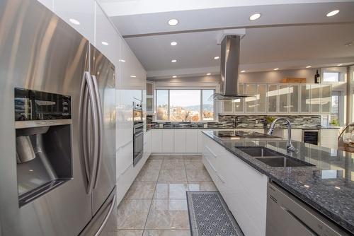 7505 Kennedy Lane, Vernon, BC - Indoor Photo Showing Kitchen With Double Sink With Upgraded Kitchen