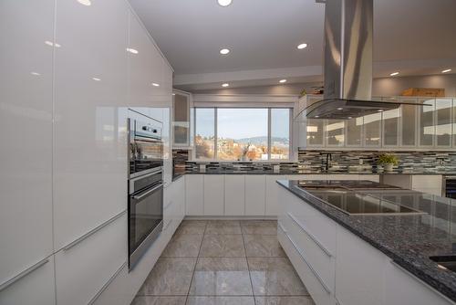 7505 Kennedy Lane, Vernon, BC - Indoor Photo Showing Kitchen With Double Sink With Upgraded Kitchen