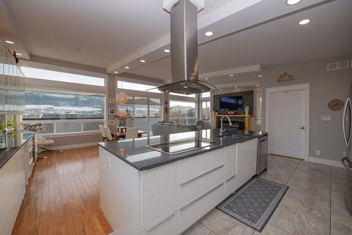 7505 Kennedy Lane, Vernon, BC - Indoor Photo Showing Kitchen