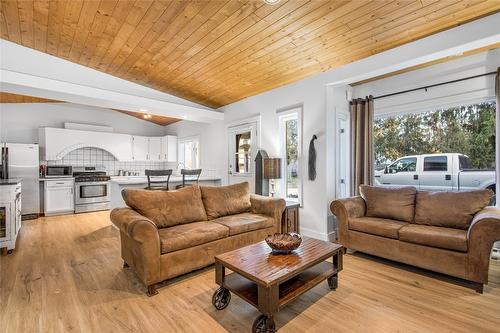 4452 Sleepy Hollow Road, Armstrong, BC - Indoor Photo Showing Living Room