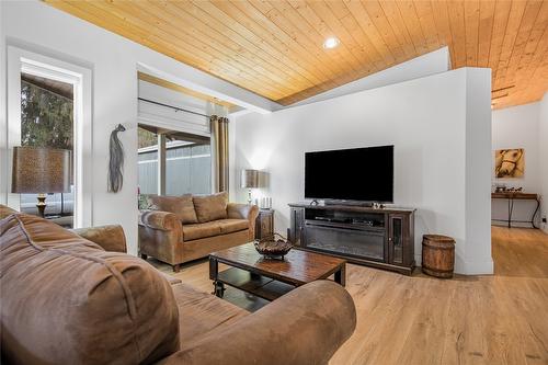 4452 Sleepy Hollow Road, Armstrong, BC - Indoor Photo Showing Living Room