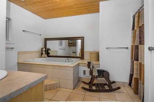 4452 Sleepy Hollow Road, Armstrong, BC - Indoor Photo Showing Bathroom