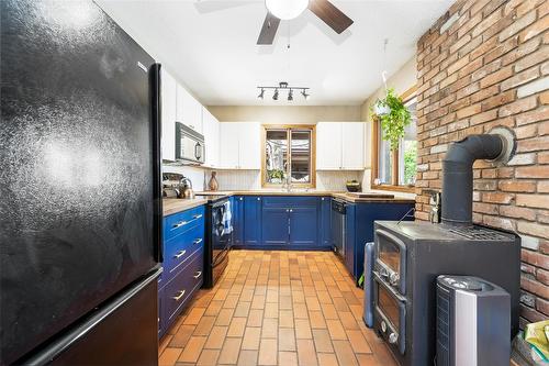 4452 Sleepy Hollow Road, Armstrong, BC - Indoor Photo Showing Kitchen