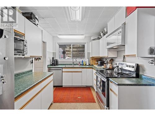 3804 Brown Road, West Kelowna, BC - Indoor Photo Showing Kitchen With Double Sink