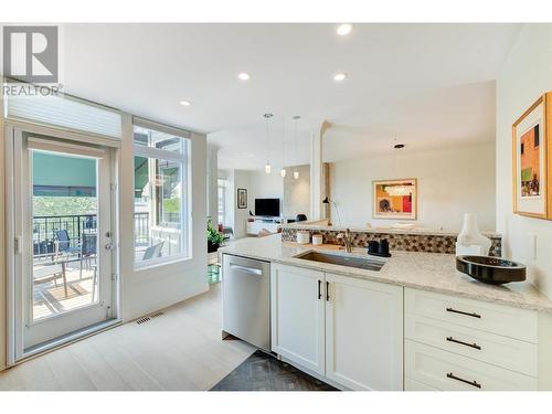 2901 Abbott Street Unit# 112, Kelowna, BC - Indoor Photo Showing Kitchen