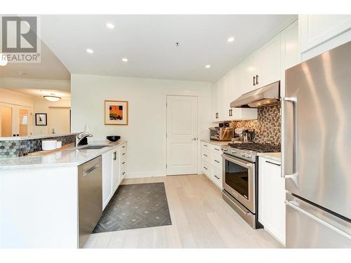 2901 Abbott Street Unit# 112, Kelowna, BC - Indoor Photo Showing Kitchen With Upgraded Kitchen