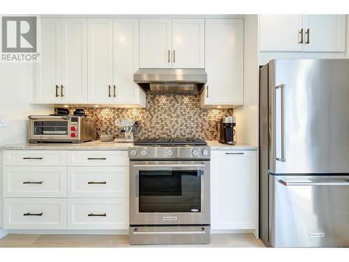 2901 Abbott Street Unit# 112, Kelowna, BC - Indoor Photo Showing Kitchen With Upgraded Kitchen