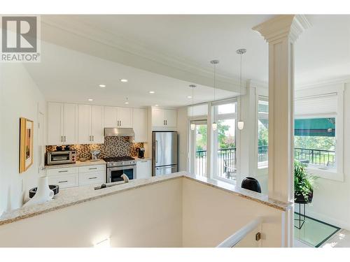 2901 Abbott Street Unit# 112, Kelowna, BC - Indoor Photo Showing Kitchen With Upgraded Kitchen