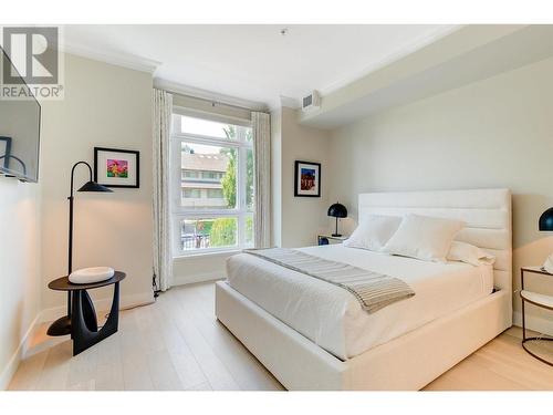 2901 Abbott Street Unit# 112, Kelowna, BC - Indoor Photo Showing Bedroom