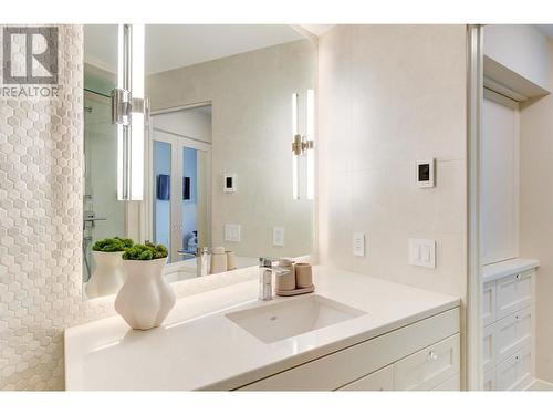 2901 Abbott Street Unit# 112, Kelowna, BC - Indoor Photo Showing Bathroom