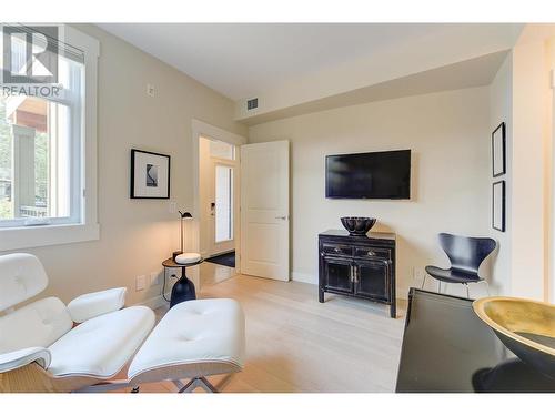 2901 Abbott Street Unit# 112, Kelowna, BC - Indoor Photo Showing Living Room