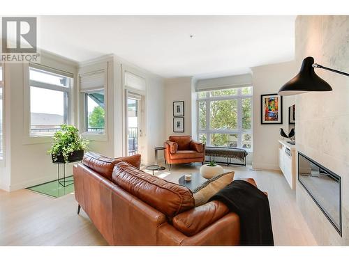 2901 Abbott Street Unit# 112, Kelowna, BC - Indoor Photo Showing Living Room