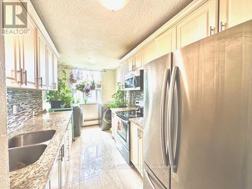 414 - 175 Hilda Avenue, Toronto (Newtonbrook West), ON - Indoor Photo Showing Kitchen With Double Sink With Upgraded Kitchen