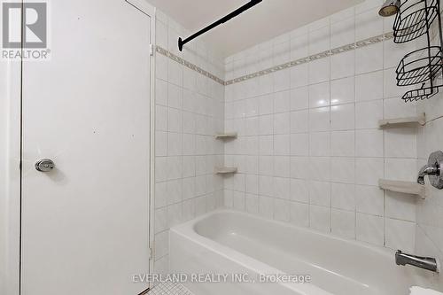 1111 - 175 Hilda Avenue, Toronto (Newtonbrook West), ON - Indoor Photo Showing Bathroom