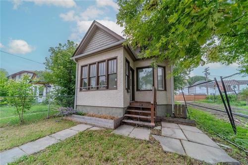 630 Burnell Street, Winnipeg, MB - Outdoor