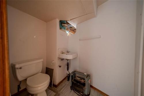 630 Burnell Street, Winnipeg, MB - Indoor Photo Showing Bathroom