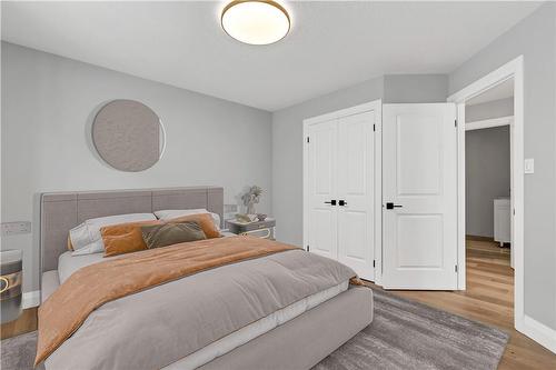 386 Southcote Road, Ancaster, ON - Indoor Photo Showing Bedroom