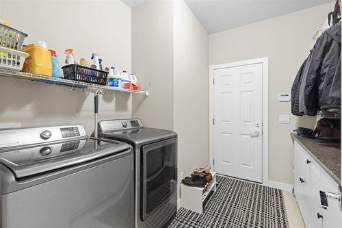 10 Southdown Lane, Headingley, MB - Indoor Photo Showing Laundry Room