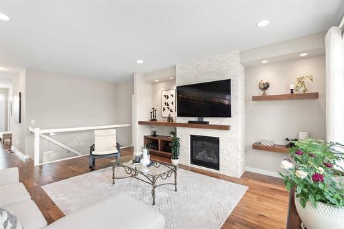 10 Southdown Lane, Headingley, MB - Indoor Photo Showing Living Room With Fireplace