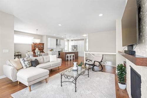 10 Southdown Lane, Headingley, MB - Indoor Photo Showing Living Room