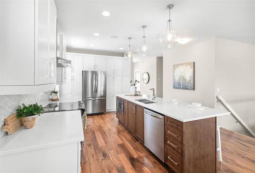 10 Southdown Lane, Headingley, MB - Indoor Photo Showing Kitchen With Stainless Steel Kitchen With Double Sink With Upgraded Kitchen