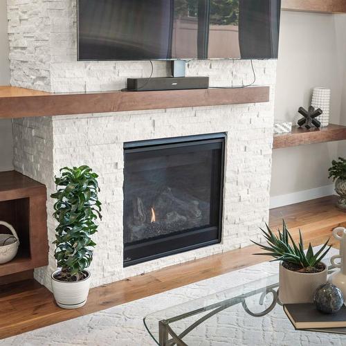 10 Southdown Lane, Headingley, MB - Indoor Photo Showing Living Room With Fireplace