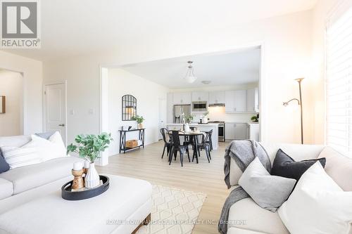 20 Hancock Crescent, Kawartha Lakes (Lindsay), ON - Indoor Photo Showing Living Room