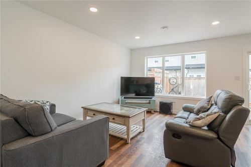 20 Dochart Gate, Niverville, MB - Indoor Photo Showing Living Room