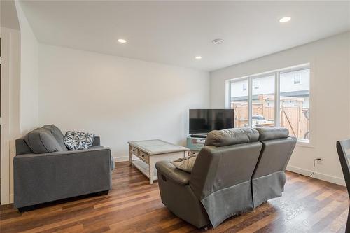 20 Dochart Gate, Niverville, MB - Indoor Photo Showing Living Room