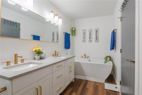 20 Dochart Gate, Niverville, MB - Indoor Photo Showing Bathroom